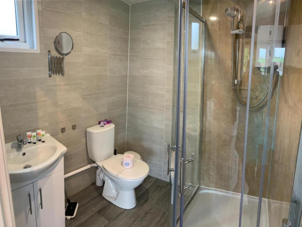 Deerfin Rentals Private Chalet With Hot Tub Ballymena Eksteriør bilde
